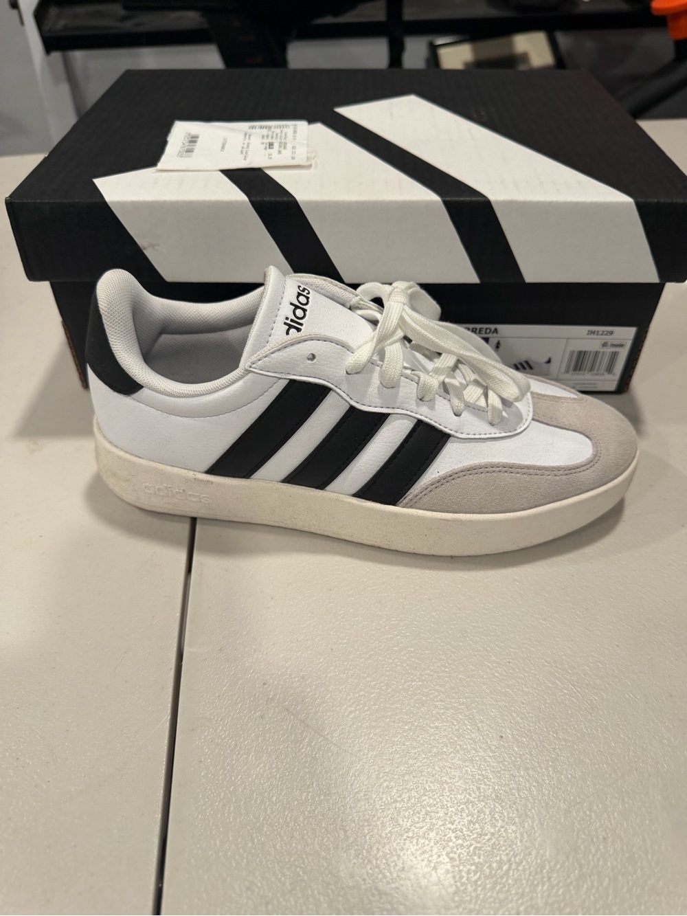 Adidas Womens Barreda Lace Up Fashion Sneakers White Black Sizs 8 M US